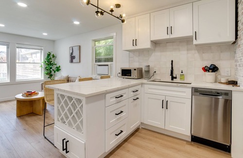 Alki Cottage | Dreamy Puget Sound Vacation Rental: Steps to Bay!