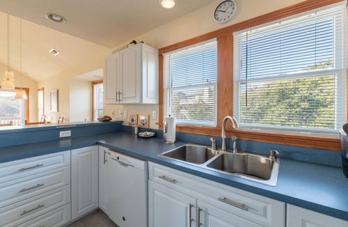 Tuckahoe House | Duck Haven - Tuckahoe, Easy Walk to Ocean, Pool, Hot Tub, Discounts!