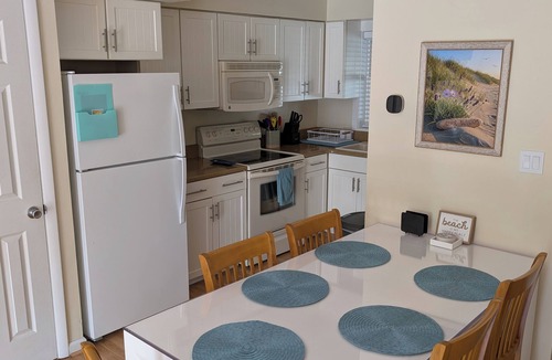 Country Club Estates House | "Dune Blossom" Townhouse w/pool - 3 blocks to beach - linens/pillows included