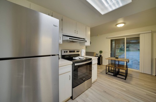 Lake Hills Cottage | Duplex Group Getaway 3 Mi to Dtwn Bellevue!
