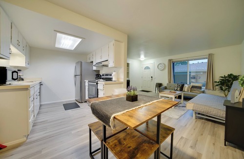 Lake Hills House | Duplex Group Getaway 3 Mi to Dtwn Bellevue!