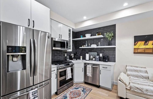 Dupont Circle Apartment | DuPont Circle apt sleeps 6 free street parking