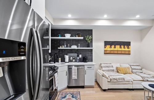Dupont Circle Apartment | DuPont Circle apt sleeps 6 free street parking