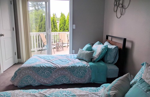 Mann Apartment | E John Street Apartment: UNIT B