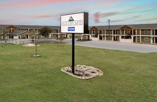 Cotulla Hotel | Eagle's Den Suites Cotulla a Travelodge by Wyndham