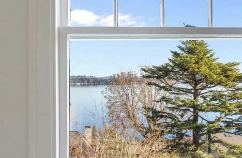 Madrona House | Eagle's Haven: Lakeside Luxe & Culinary Delight