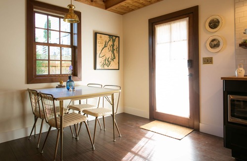 Loyal Heights Cottage | Earl Carriage House: Upscale & Private Guest House