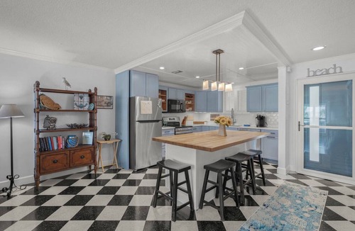 Saint Armands Key Condo | Eclectic Cottage Condo Steps to Lido Beach & St. Armand's, Heated Pool, Spa, & Parking Included!