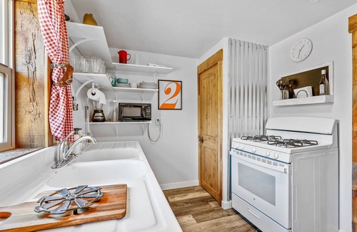 Southside House | Eclectic & Fun Lumberyard Urban Cabin #2 in downtown, next to NAU