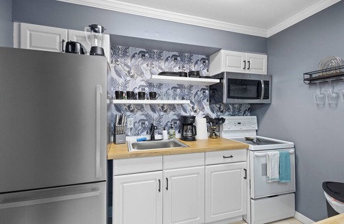 South Gate Ridge Apartment | Elegant Gray 1BR Condo , Heated Pool Near Siesta
