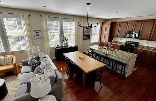 Reynolds Landing Cottage | Elegant Reynolds Cottage Near Lake & Golf - Sleeps 9 - Screened Porch