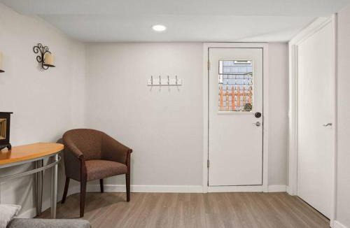 Richmond Apartment | Elegant Richmond Gem nestled up to Hawthorne Blvd.