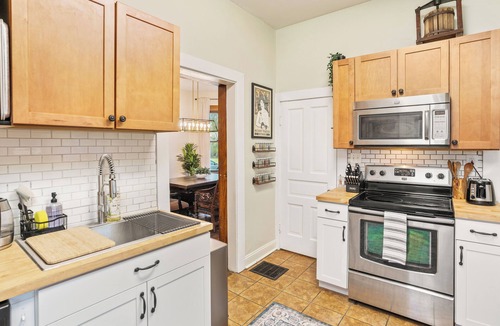 Groveport House | Elegant & spacious 4 bedroom historic home minutes from both airports
