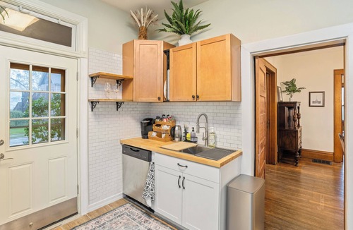 Groveport House | Elegant & spacious 4 bedroom historic home minutes from both airports