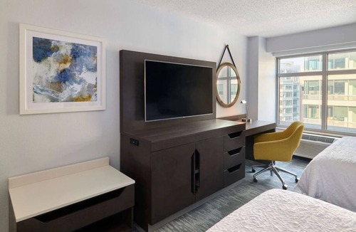 Mount Vernon Triangle Hotel | Elegant Stay: Steps From Capital One Arena & National Mall! On-site Bar