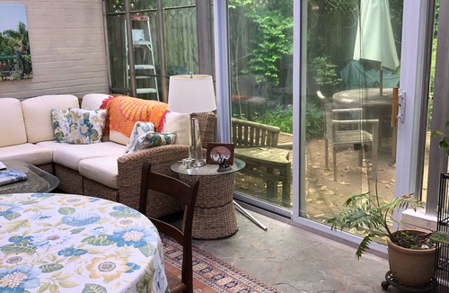 Georgetown House | Elegant townhome on quiet street near museums, restaurants, shops, parks & more!