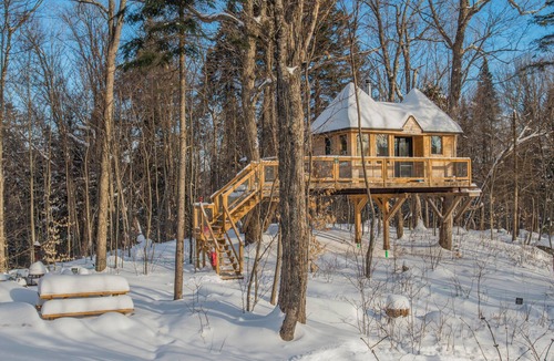 Saint-Faustin-Lac-Carre House | Elevated perched treehouse on the cliff at Lac Cordon | Lodging #15