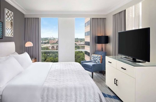 North Rosslyn Hotel | Elevated Stay | Riverfront Dining. Fitness Gym.