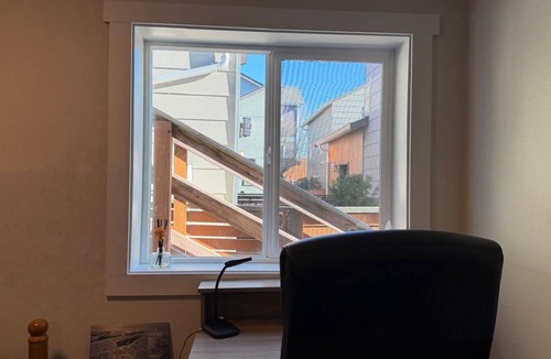 Atlantic House | Emerald City Retreat: Cozy 2BRM Apartment with Backyard & Patio