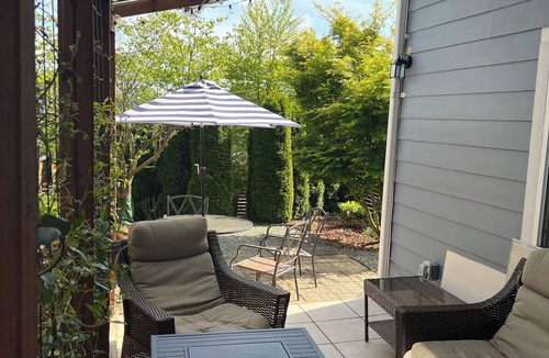 Atlantic House | Emerald City Retreat: Cozy 2BRM Apartment with Backyard & Patio