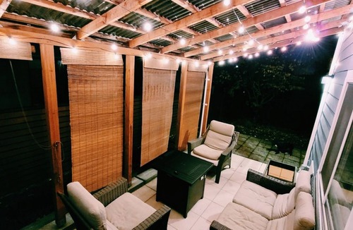 Atlantic House | Emerald City Retreat: Cozy 2BRM Apartment with Backyard & Patio