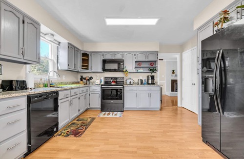 Sterling House | Enchanting Edge of Relaxation in Central Sterling - Spacious 6-bedroom house