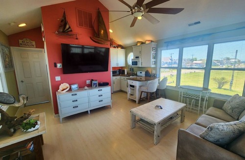 Chincoteague Cottage | Endless Sunsets- 1BR Waterfront with Private Dock & Screened Porch
