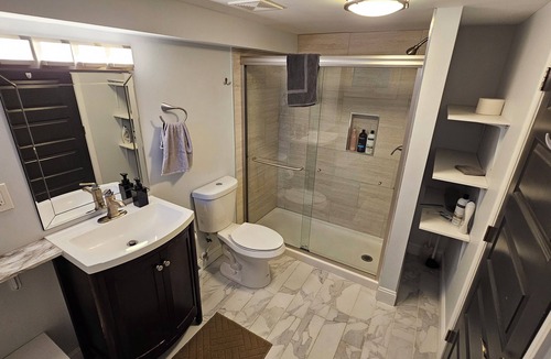 Petworth House | English Basement in Wash., DC - free off-street parking, walk to restaurants