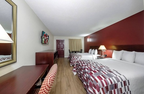 Ellenton Hotel | Enjoy a Hassle-Free and Suiting Stay! Pet-friendly, Outdoor Pool, Free Parking!