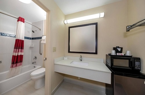 Ellenton Hotel | Enjoy a Hassle-Free and Suiting Stay! Pet-friendly, Outdoor Pool, Free Parking!
