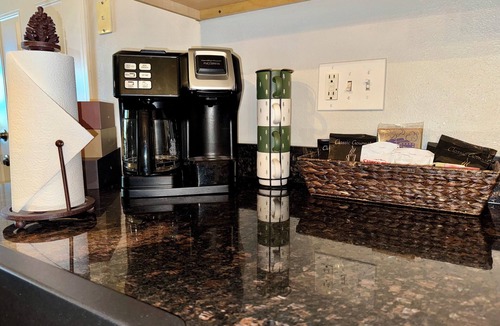 Hollister Condo | Enjoy sunsets, lake activies and Sports TV pkg at this Vickery Resort Condo