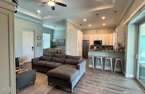Englewood East Villa | ENTIRE HOME with 3bd 2,5 bath with Large swimming pool