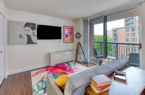 Arlington Apartment | Entire Luxury apt near Downtown D.C. w /FREE Wifi