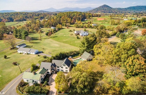 Hume Villa | Events and Concierge! 6BR Heated Pool Near Wineries