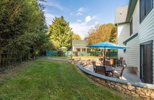 Hume Villa | Events and Concierge! 6BR Heated Pool Near Wineries