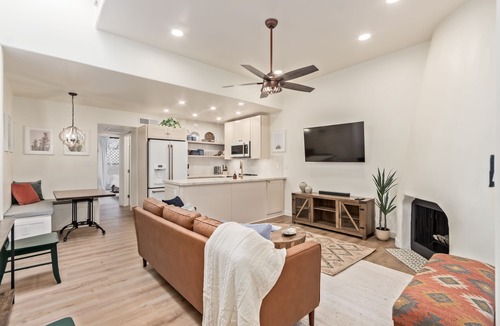 Arcadia Lite Condo | Exceptional community! Biltmore/Arcadia location. Impeccable! King Bed!