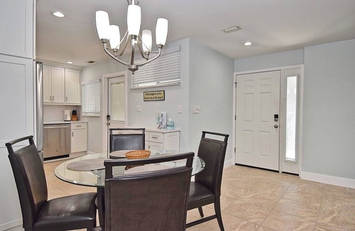 Siesta Key Villa | Exceptionally Clean Villa. Short Walk to Beach, Dining, Shopping & More! VH169