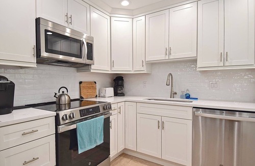 Siesta Key Villa | Exceptionally Clean Villa. Short Walk to Beach, Dining, Shopping & More! VH169