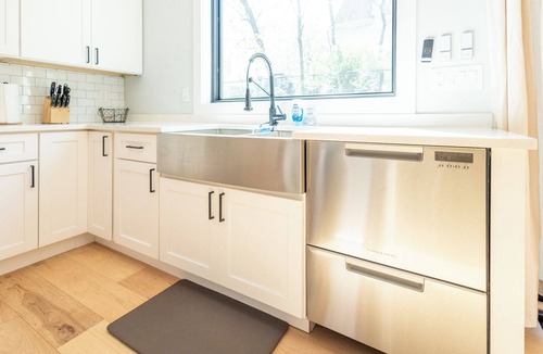 Edison House | Executive 4BR/4BA, King Bed, Offices, EV Charger, Bidets