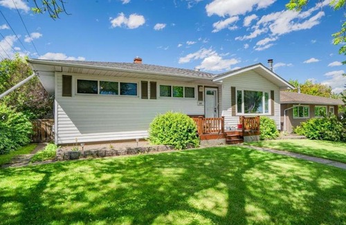 Southeast Calgary Villa | Executive family House New Air conditioner 19 minutes YYC 5 minutes Chinook Mall Walk to C Train Free Banff Park Pass 4 Bed rooms 4Queen Bed plus kids play Room