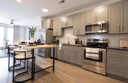 East Walnut HIlls Apartment | Experience Cincinnati! Walkable Modern Condo