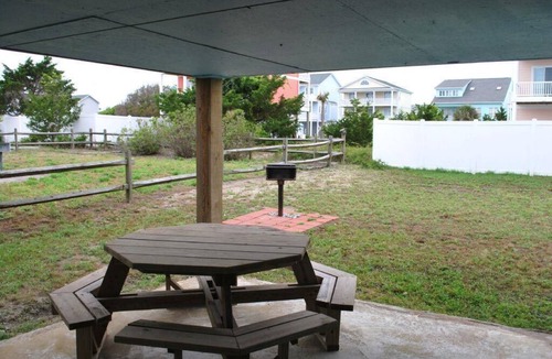 Holden Beach Cottage | Experience oceanfront bliss at The Lee Cottage in Holden Beach, NC, perfect for 6 guests.