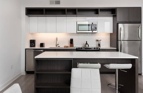 Reston Apartment | Experience Reston | Work Desk + Fast WiFi | nr Washington DC