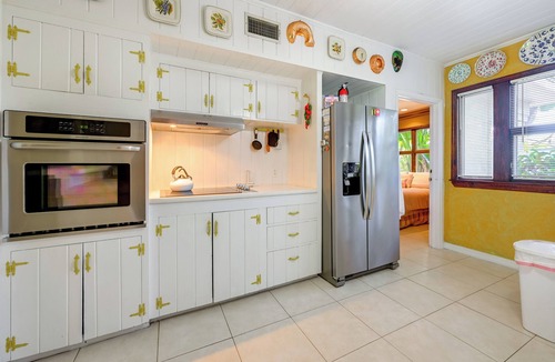 Ridge Wood Heights House | Explore Dtwn Sarasota & Beaches: Home w/Lush Yard