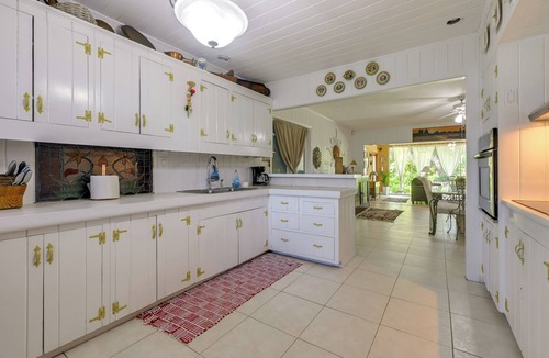 Ridge Wood Heights House | Explore Dtwn Sarasota & Beaches: Home w/Lush Yard
