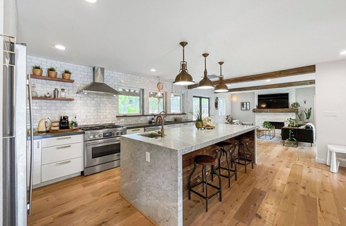 Redway House | Explore Redwood forests on the Avenue of The Giants and the Eel river