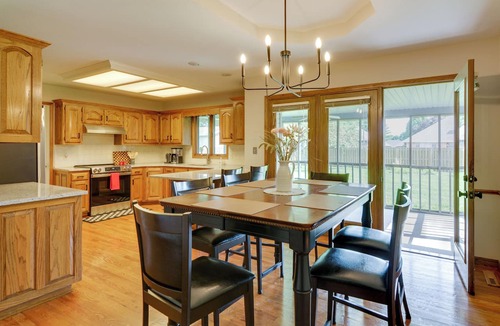 Springfield House | Explore Springfield! Spacious Family Home w/Yard