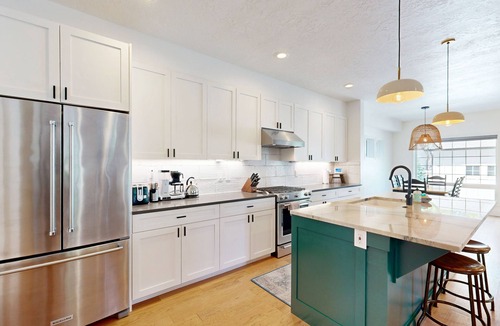 Sunset House | Exquisite home in Boise with hot tub, washer/dryer, WiFi, and fireplace