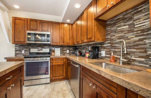 Kachina Village House | Extraordinary, Memorable, Chalet Home (Sleeps 14) Prime Location! Clean &