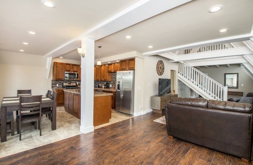 Kachina Village House | Extraordinary, Memorable, Chalet Home (Sleeps 14) Prime Location! Clean &